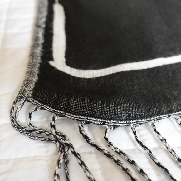 DIESEL Woman Scarf/Wrap with Print on both Sides with Fringes Black/White - Picture 3 of 10